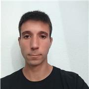 Profesor de matemáticas imparte clases a alumnos de bachillerato y ESO